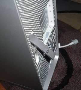 DSCF0001 Pull the latch on the back of the Mac to release the side panel.